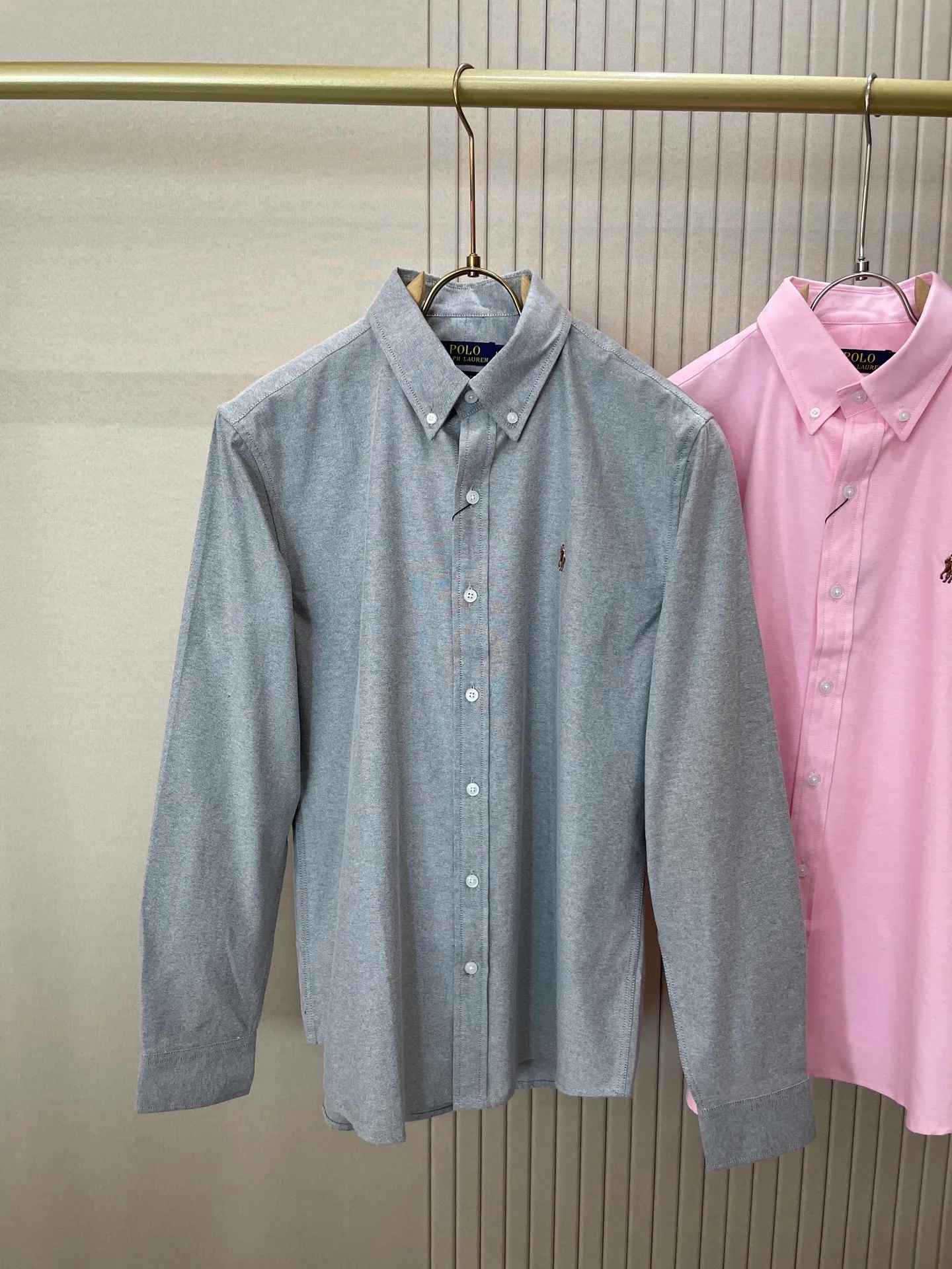 P220 🌸🌸🌸 POLO Ralph Lauren [High Quality] Classic shirt! Classic casual shirt made of pure cotton fabric with unique design, simple, clean and classic version design. It is a versatile style that can be switched at will. The fabric feels soft and delicate, highly breathable, close to the skin and comfortable to wear. It can be worn alone as an inner layer. Its versatile performance is beyond your imagination! The upper body of the ready-to-wear is simple and classic yet elegant! Size:M-XXL